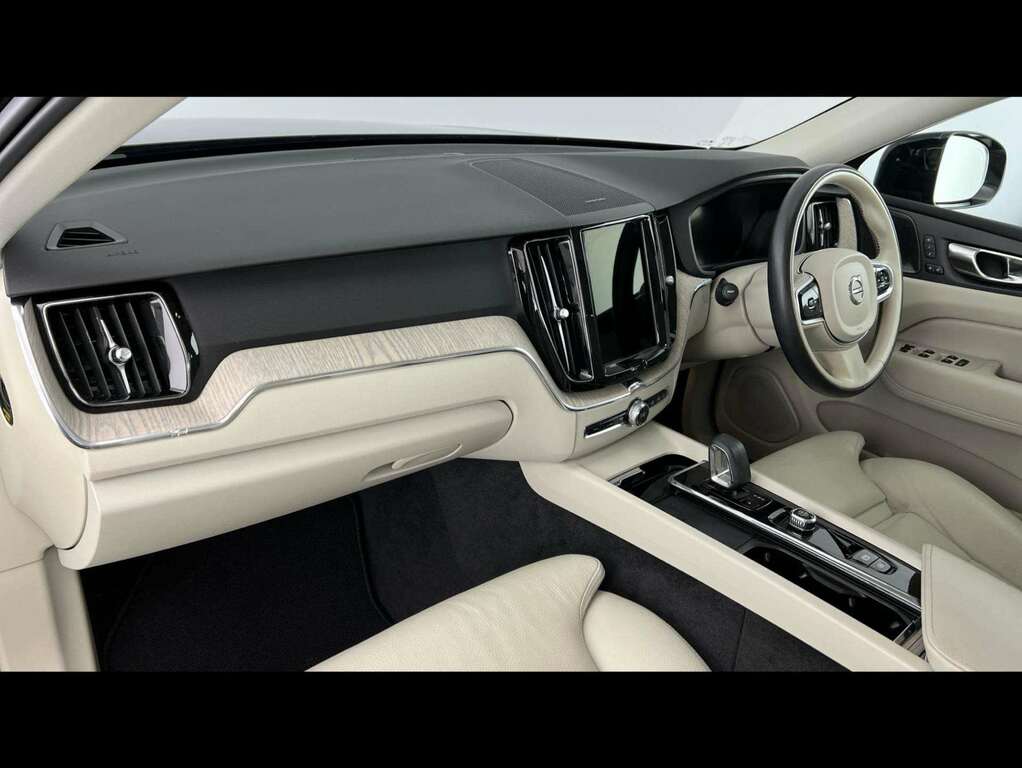 Volvo XC60 2.0 B4p Plus Dark Geartronic YW72DPY Black #3
