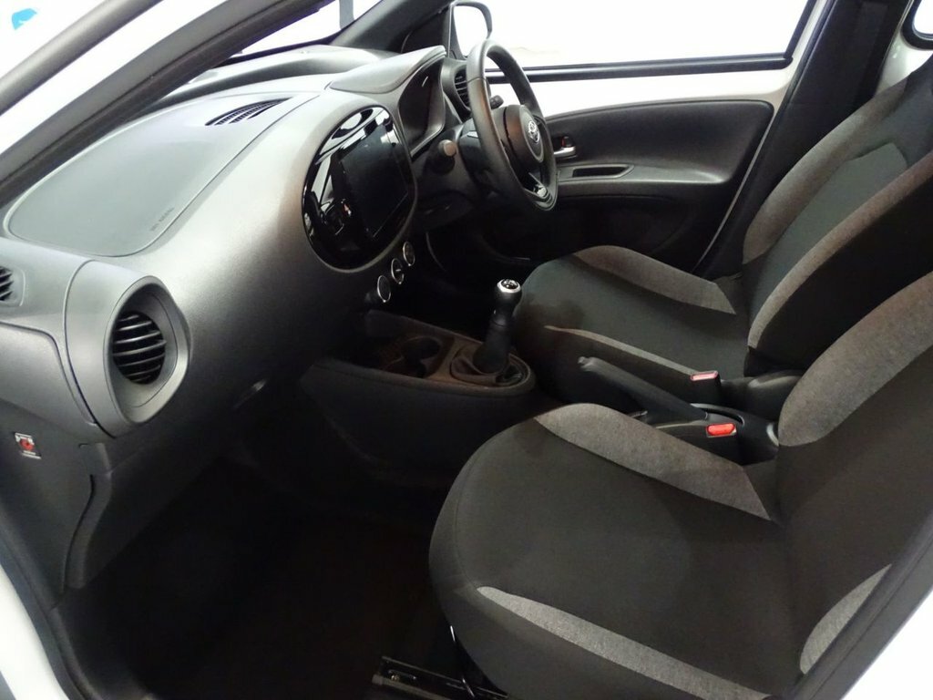 Toyota Aygo X 1L Pure HF24YVY White #5