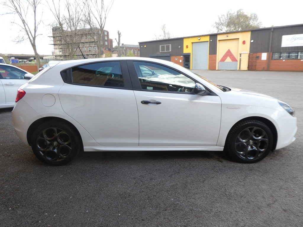 Alfa Romeo Giulietta 1.6 Jtdm-2 120 Speciale Stop Start Hatchback  #4