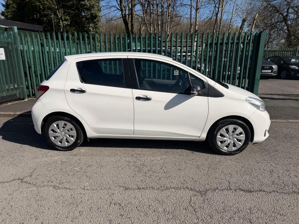 Toyota Yaris 1.0 Vvt-i T2 Euro 5 201262 White #2