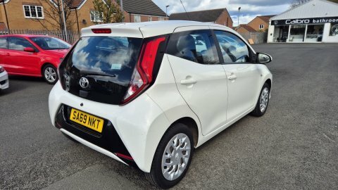 Toyota Aygo Vvt-i X-play X-shift SA69NKT White #4