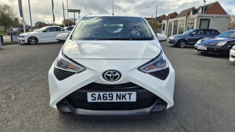 Toyota Aygo Vvt-i X-play X-shift SA69NKT White #2