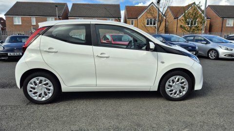 Toyota Aygo Vvt-i X-play X-shift SA69NKT White #3