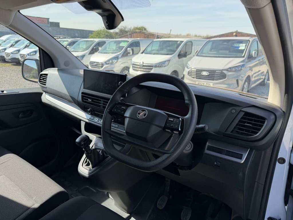Vauxhall Vivaro 1.5L Prime 6Dr DS24RZO White #5