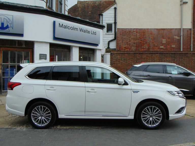 Mitsubishi Outlander 2.4 Phev Dynamic Safety PF21GXA White #2