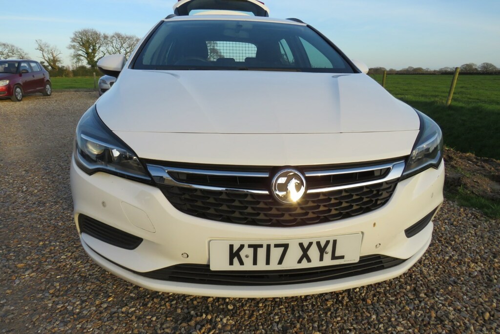 Vauxhall Astra Estate White #3