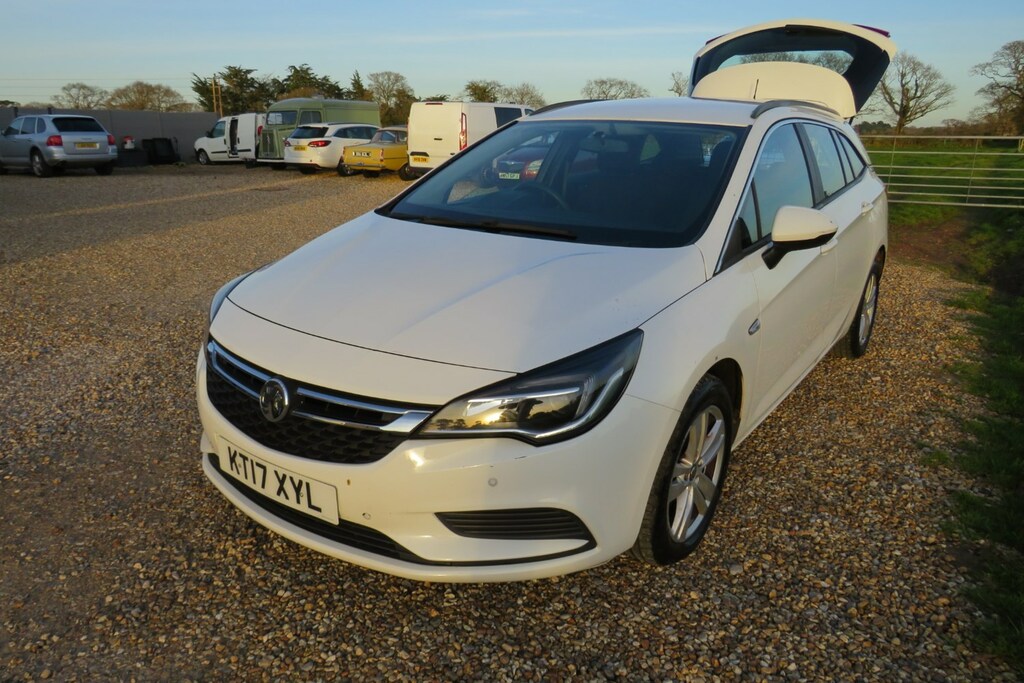 Vauxhall Astra Estate White #4