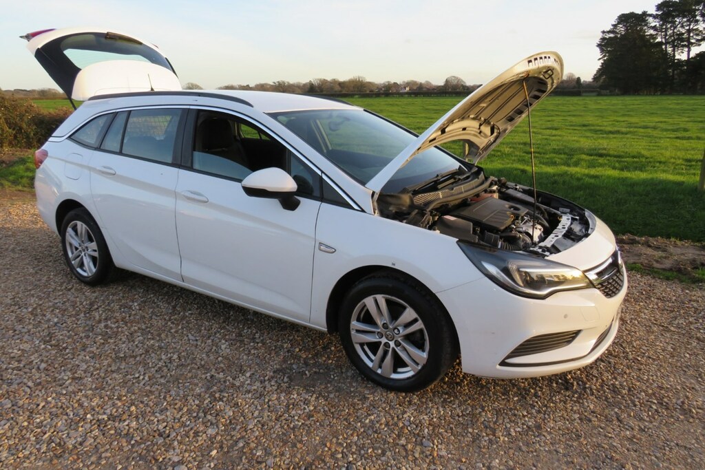 Vauxhall Astra Estate White #6