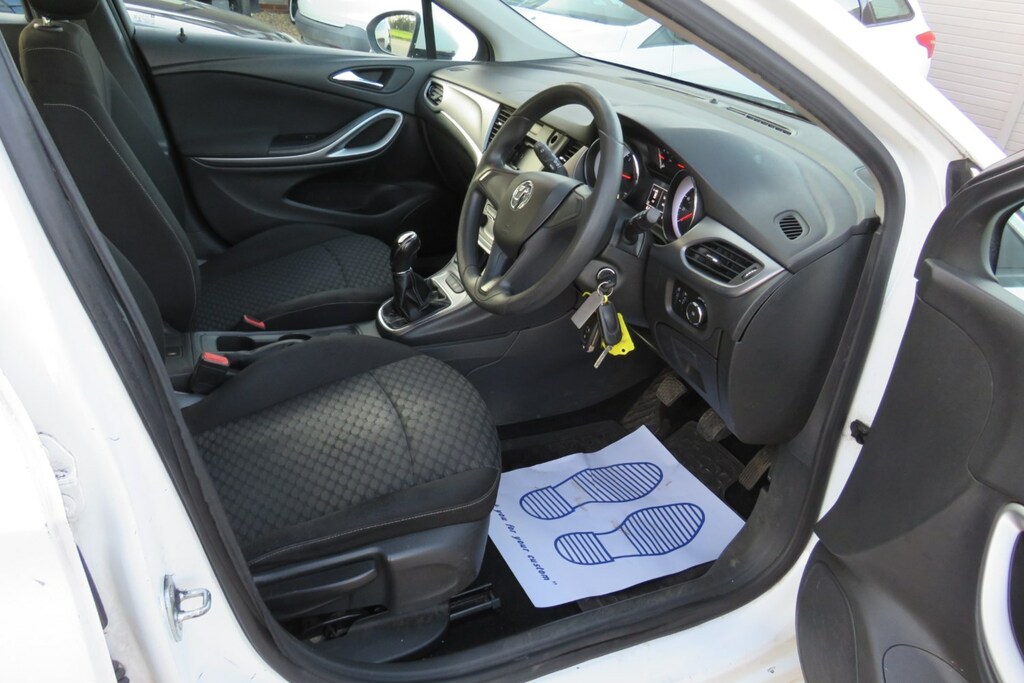 Vauxhall Astra Estate White #2