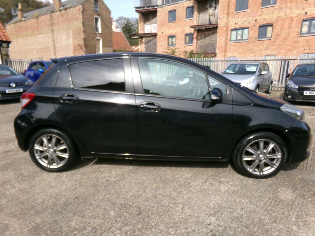Toyota Yaris Hatchback 1.3 Dual Vvt-i Sr 2012 Black #3