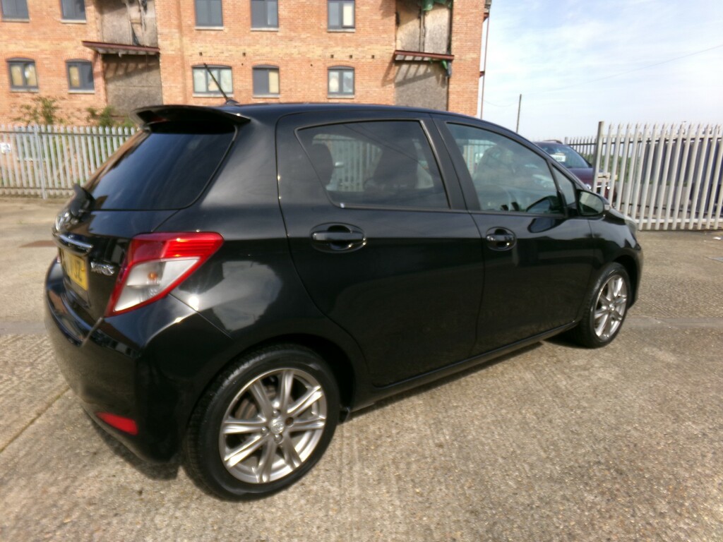 Toyota Yaris Hatchback 1.3 Dual Vvt-i Sr 2012 Black #4