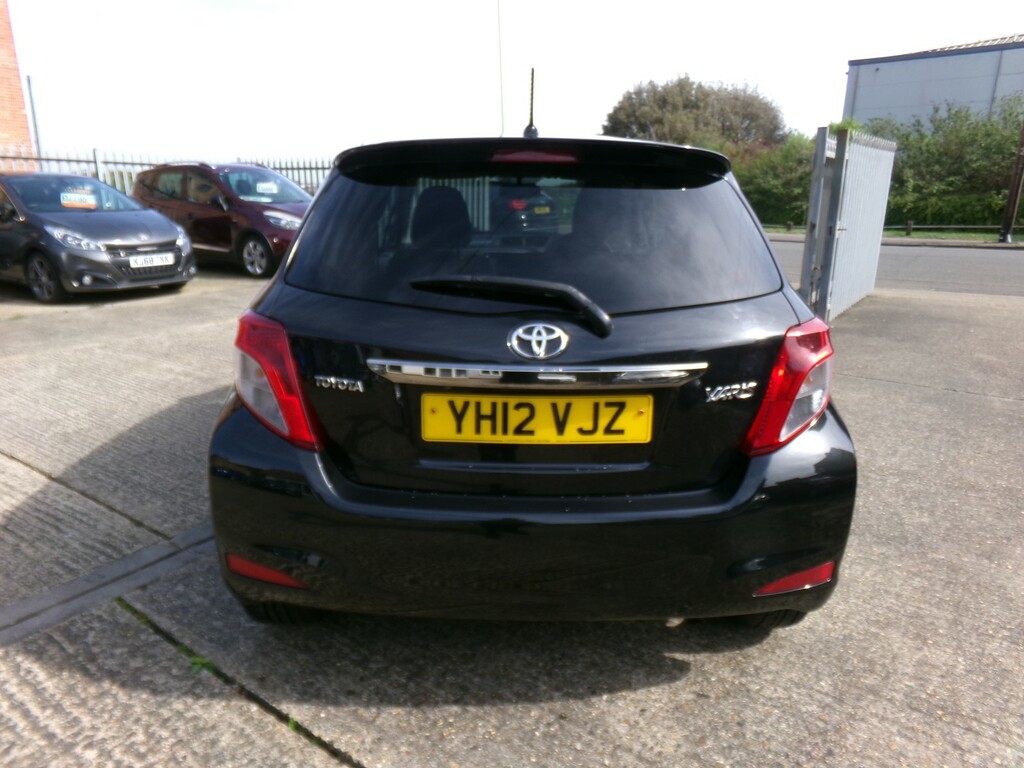 Toyota Yaris Hatchback 1.3 Dual Vvt-i Sr 2012 Black #6