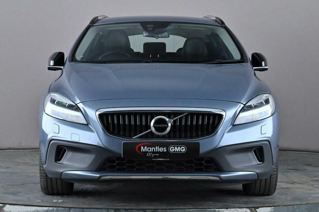Volvo V40 Cross Country 1.5 T3 Pro Hatchback Ss GL17AAV Blue #2