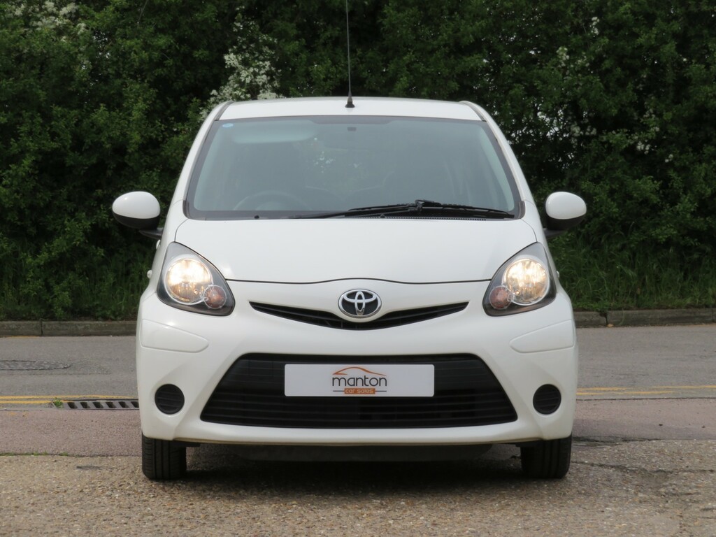 Toyota Aygo Hatchback 2013 White #2