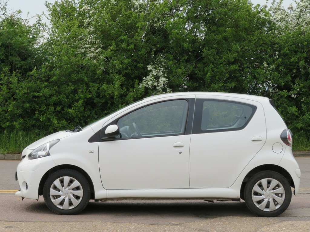 Toyota Aygo Hatchback 2013 White #4