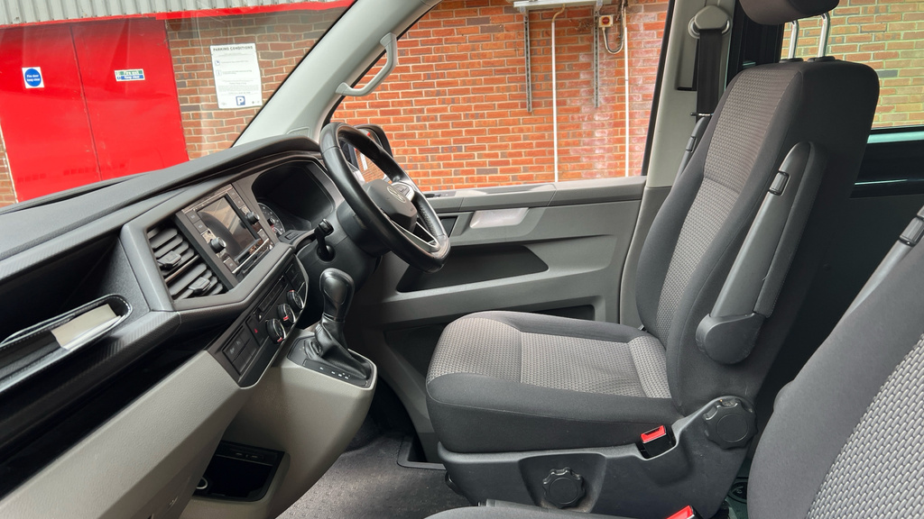 Volkswagen Transporter Transporter 2.0 Tdi 150 Highline Kombi Van Dsg RO22ZUD Black #2