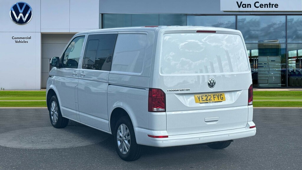 Volkswagen Transporter Transporter 2.0 Tdi 150 Highline Kombi Van Dsg YE22FYG White #3