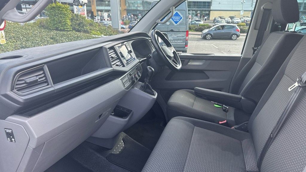 Volkswagen Transporter Transporter 2.0 Tdi 150 Highline Kombi Van Dsg YE22FYG White #2