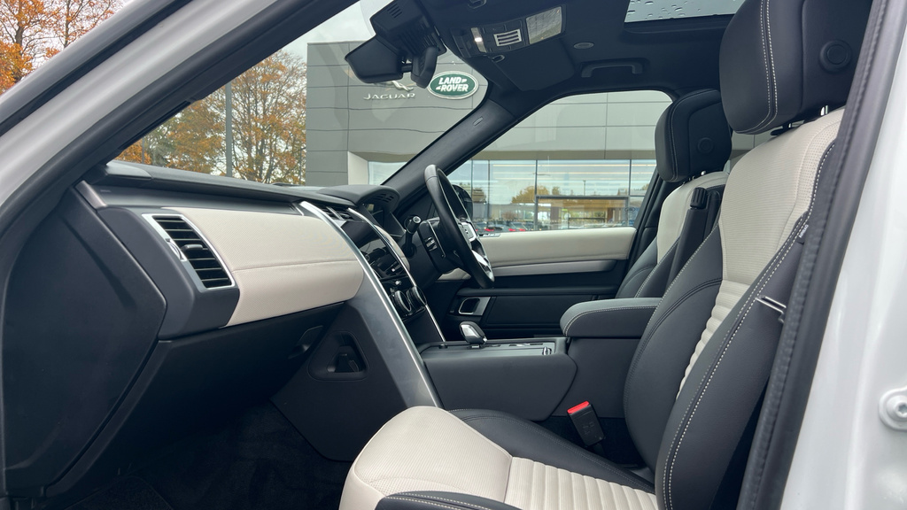 Land Rover Discovery Discovery 3.0 D300 R-dynamic Se AD22HJG White #3