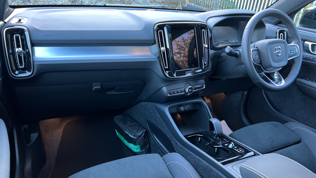 Volvo XC40 Volvo Xc40 Estate 2.0 B4p Plus Black Edition A AK75UYJ Black #4
