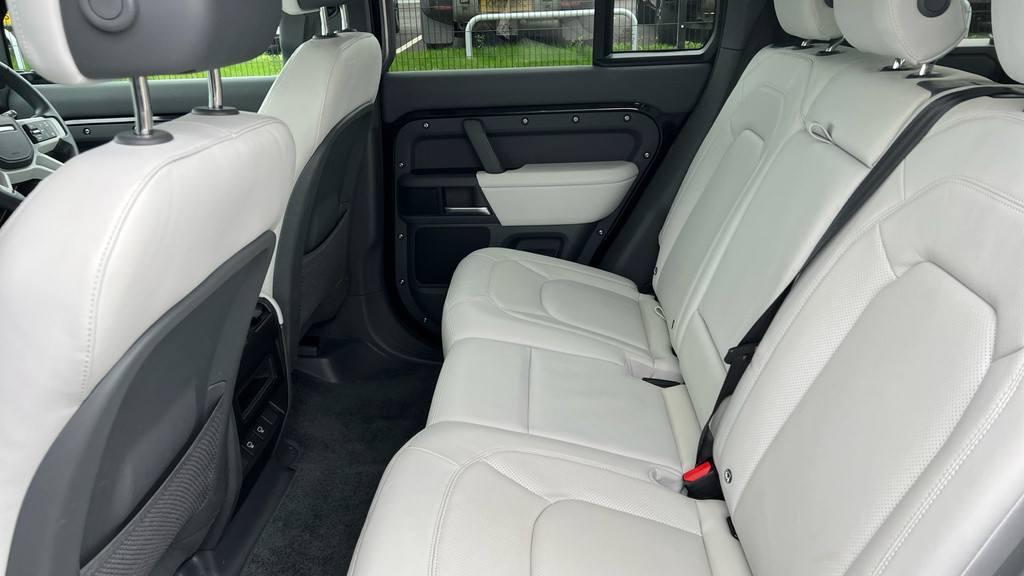 Land Rover Defender 110 Defender 3.0 D350 X-dynamic Hse 110 VK25YFV Black #4