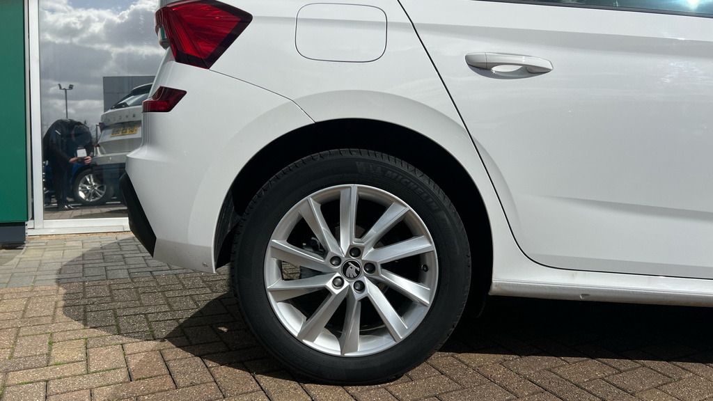 Skoda Kamiq Kamiq 1.0 Tsi 95 Se Edition DF25OBB White #5