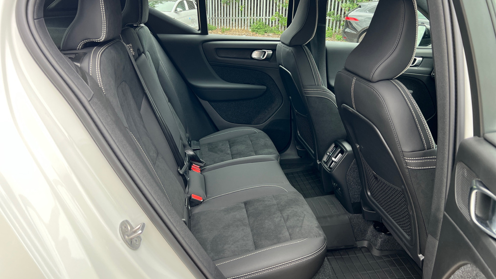 Volvo XC40 Volvo Xc40 Estate 2.0 B3p Plus Dark AF26NBN White #6