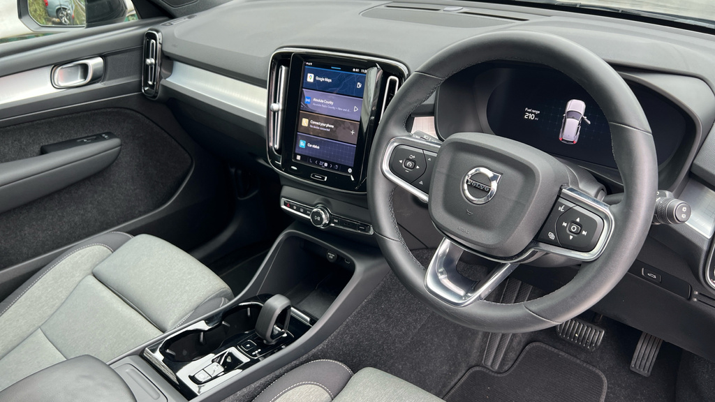 Volvo XC40 Xc40 2.0 B4p Plus Dark Awd Black #4