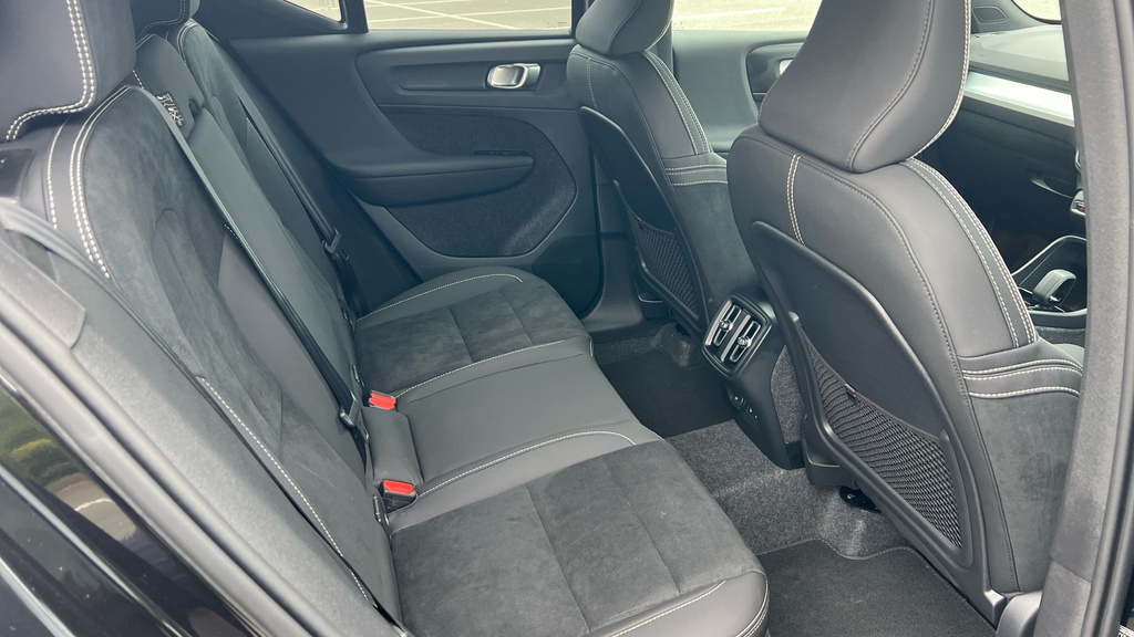 Volvo XC40 Volvo Xc40 Estate 2.0 B3p Plus Black Edition A FL75EZC Black #6