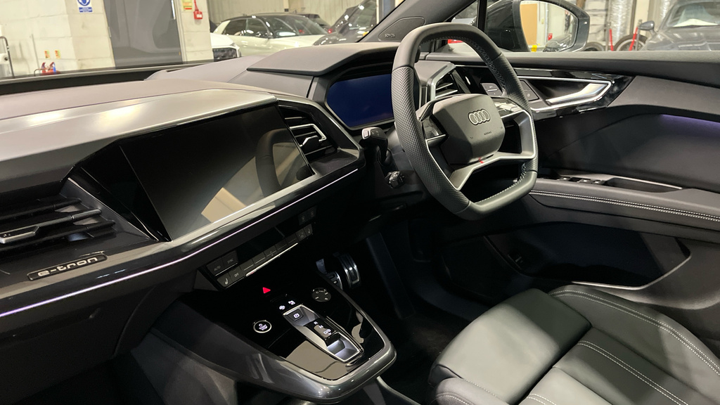 Audi Q4 E Tron Audi Q4 Black Edition 55 E-tron Quattro 250,00 Kw LX26OTC White #2