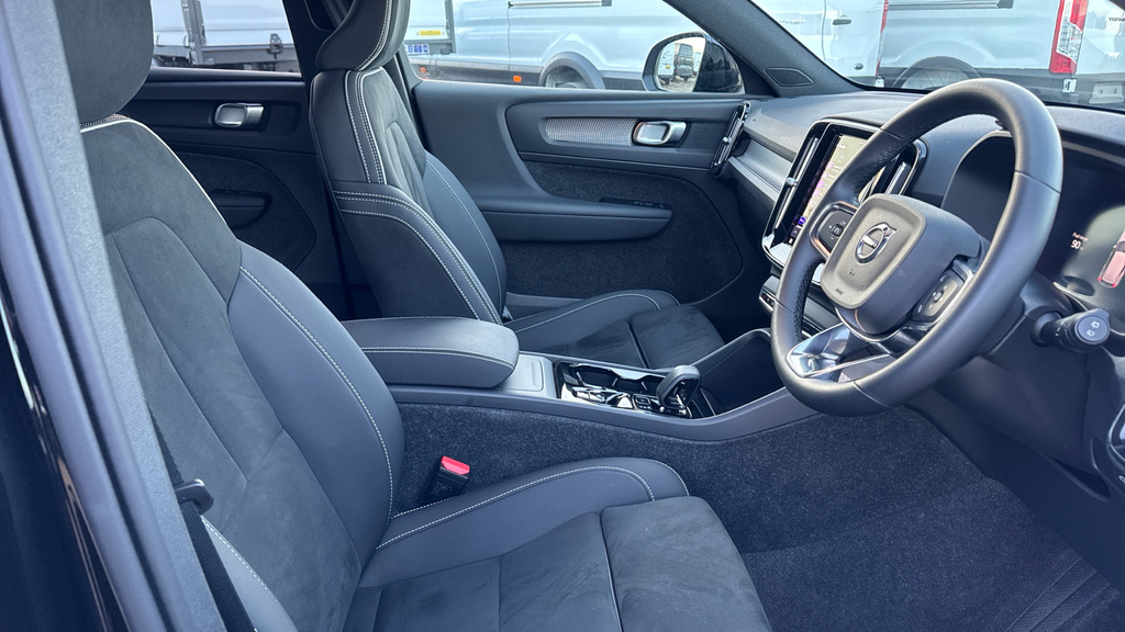 Volvo XC40 Xc40 2.0 B4p Plus Black Edition LL74XYV Black #6