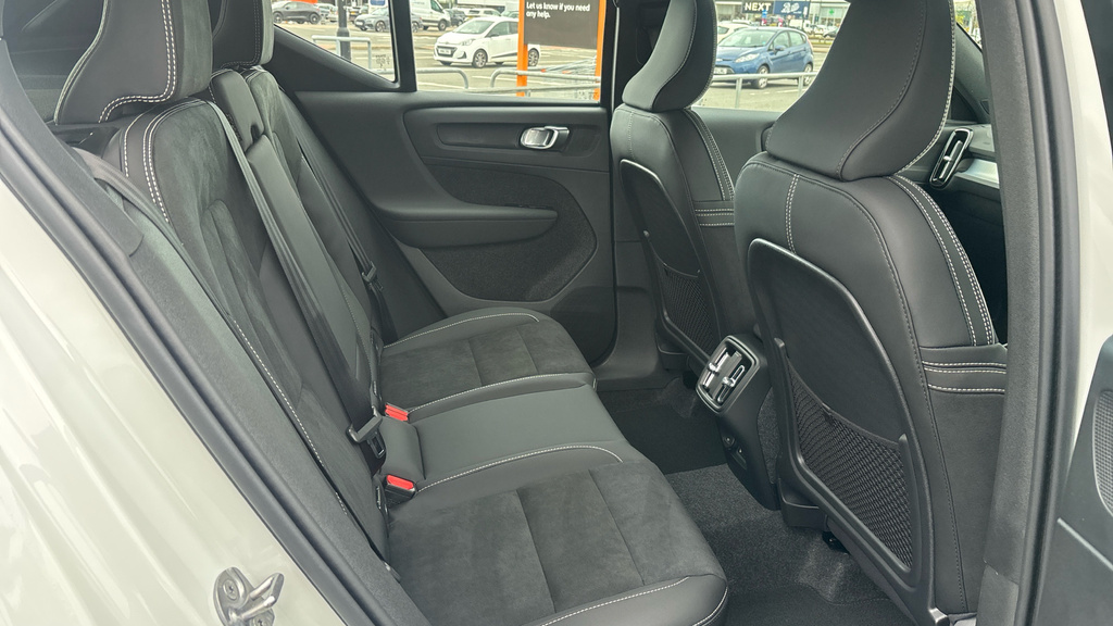 Volvo XC40 Volvo Xc40 Estate 2.0 B3p Plus Dark FG26BWD White #6
