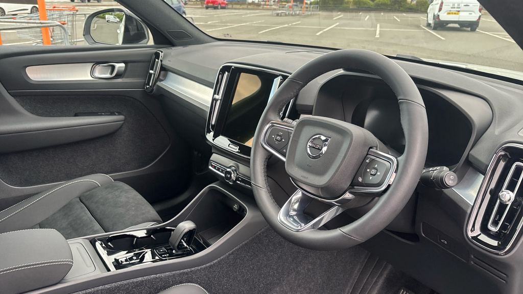 Volvo XC40 Volvo Xc40 Estate 2.0 B3p Plus Dark FG26BWD White #4