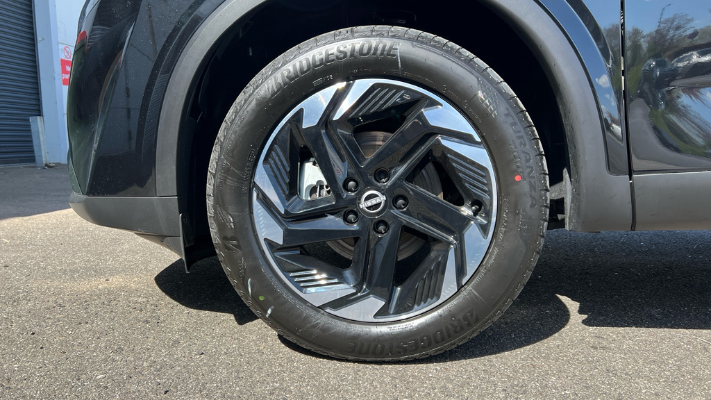 Nissan Qashqai Qashqai 1.3 Dig-t Mhb 140 N-connecta FP26CUX Black #4