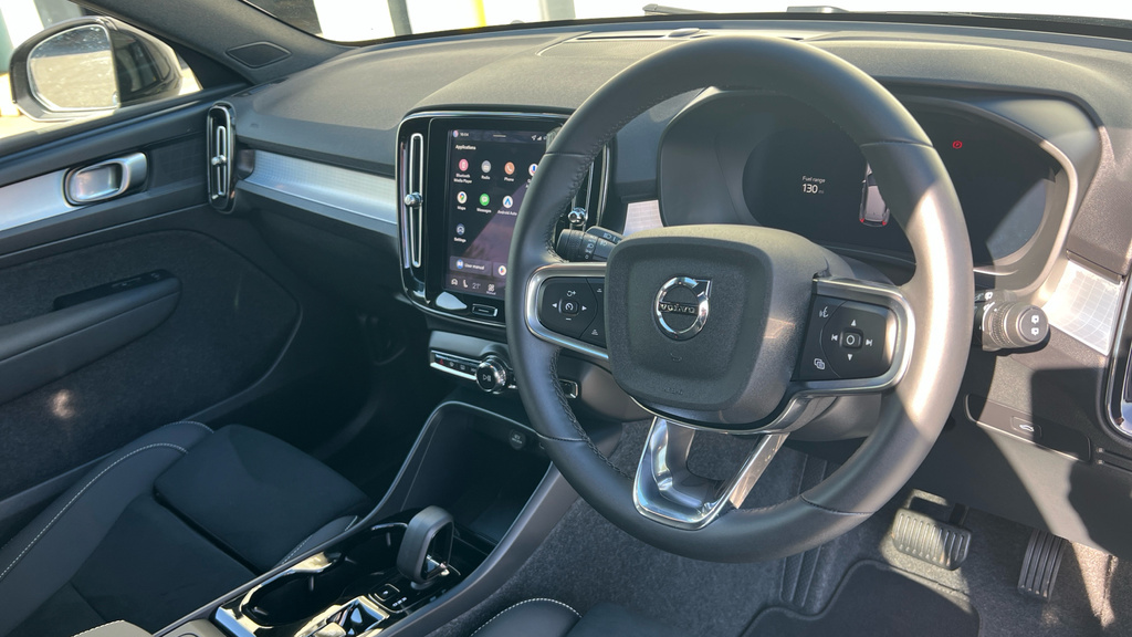 Volvo XC40 Volvo Xc40 Estate 2.0 B3p Plus Black Edition A FE75YUX Black #4