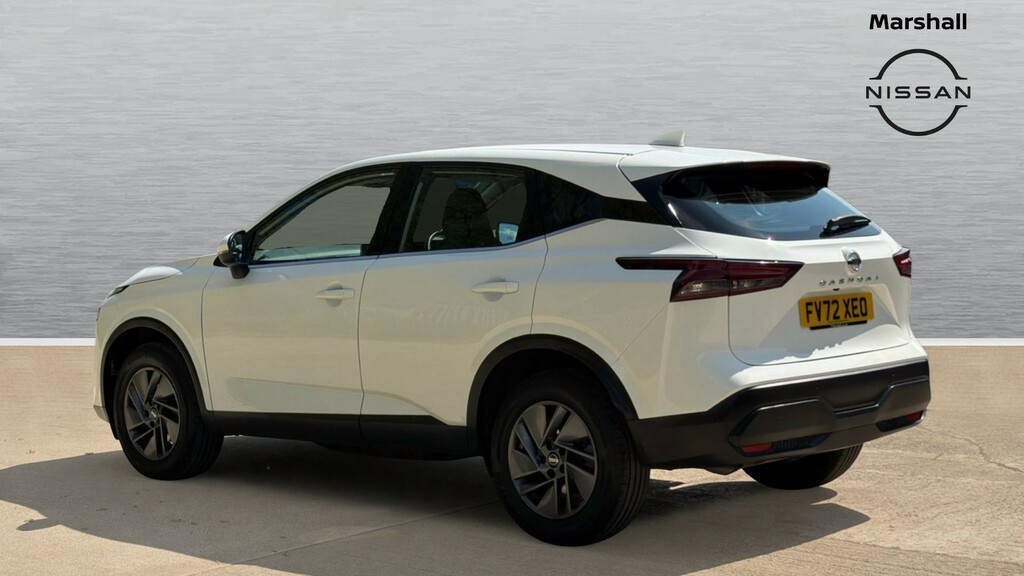 Nissan Qashqai Qashqai 1.3 Dig-t Mh Acenta Premium FV72XEO White #2