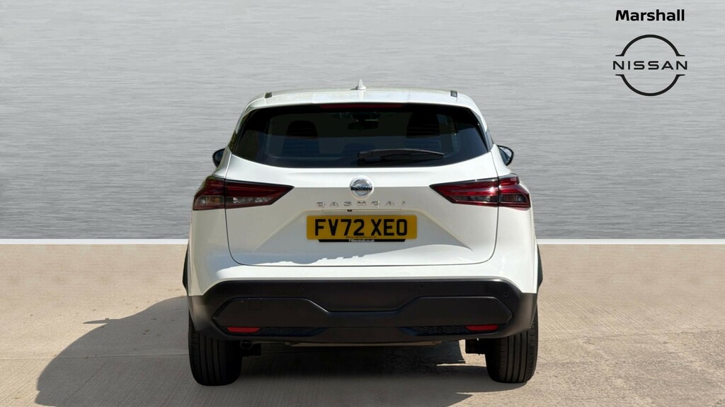 Nissan Qashqai Qashqai 1.3 Dig-t Mh Acenta Premium FV72XEO White #6