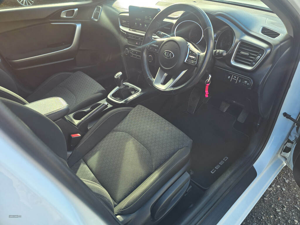 Kia Ceed 1.6 Crdi Isg 2 NGZ1923 White #4