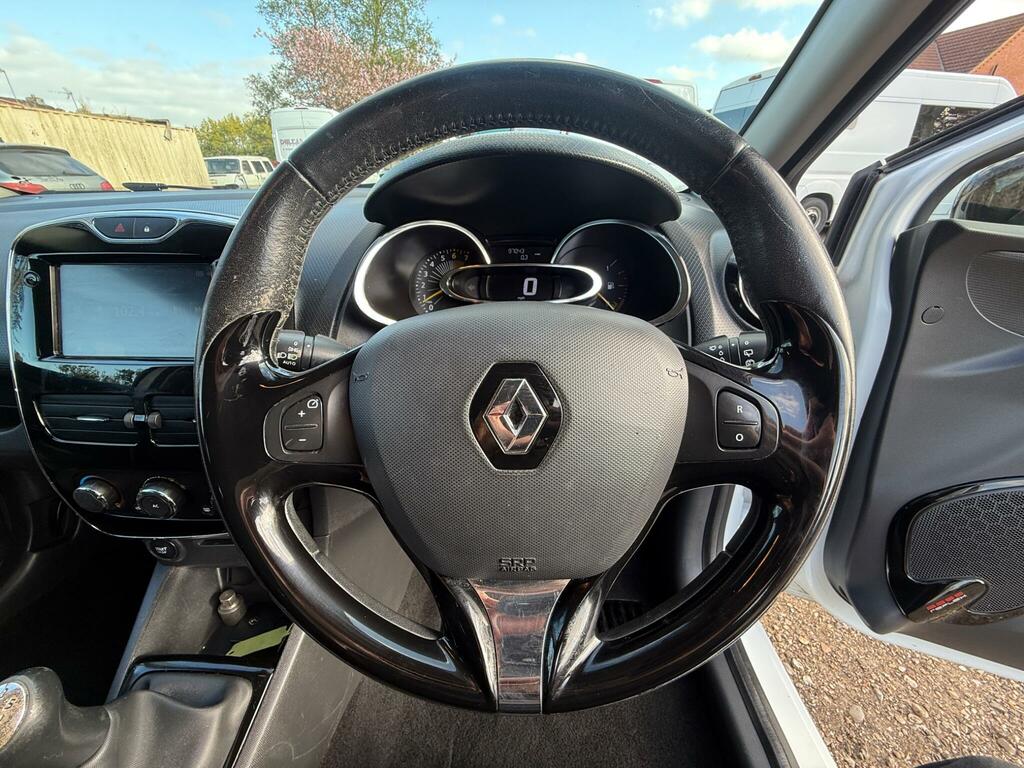 Renault Clio 1.2 16V Dynamique Medianav Euro 5 AE64SBX White #4