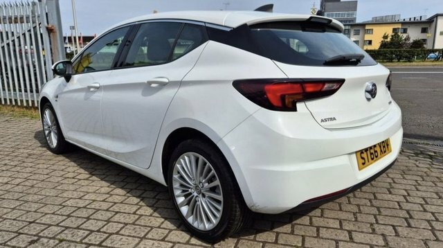 Vauxhall Astra Turbo Elite Nav Hatchback ST66XBV White #4