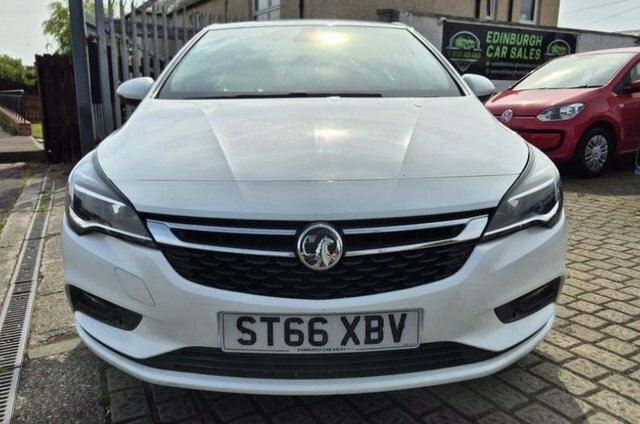 Vauxhall Astra Turbo Elite Nav Hatchback ST66XBV White #2