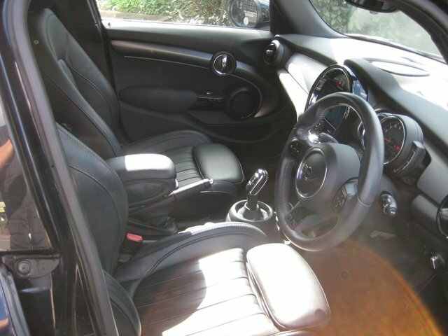 Mini Hatch 1.5 Cooper Exclusive Hatchback Steptron RV72UAK Black #2