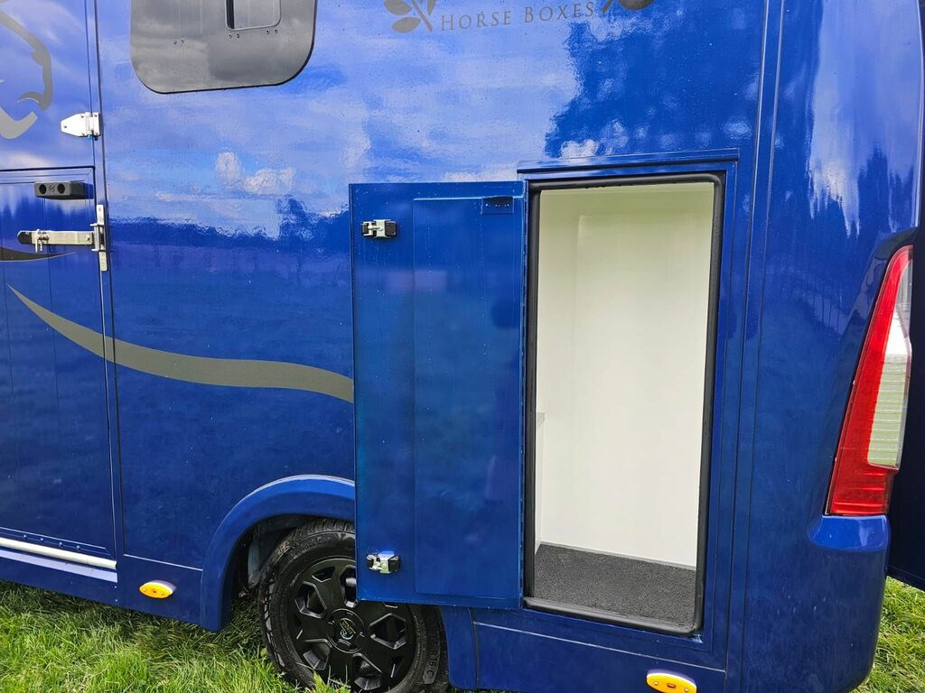 Renault Master 2.3 3.5T Equus Horse Truck YX70MUO Blue #2