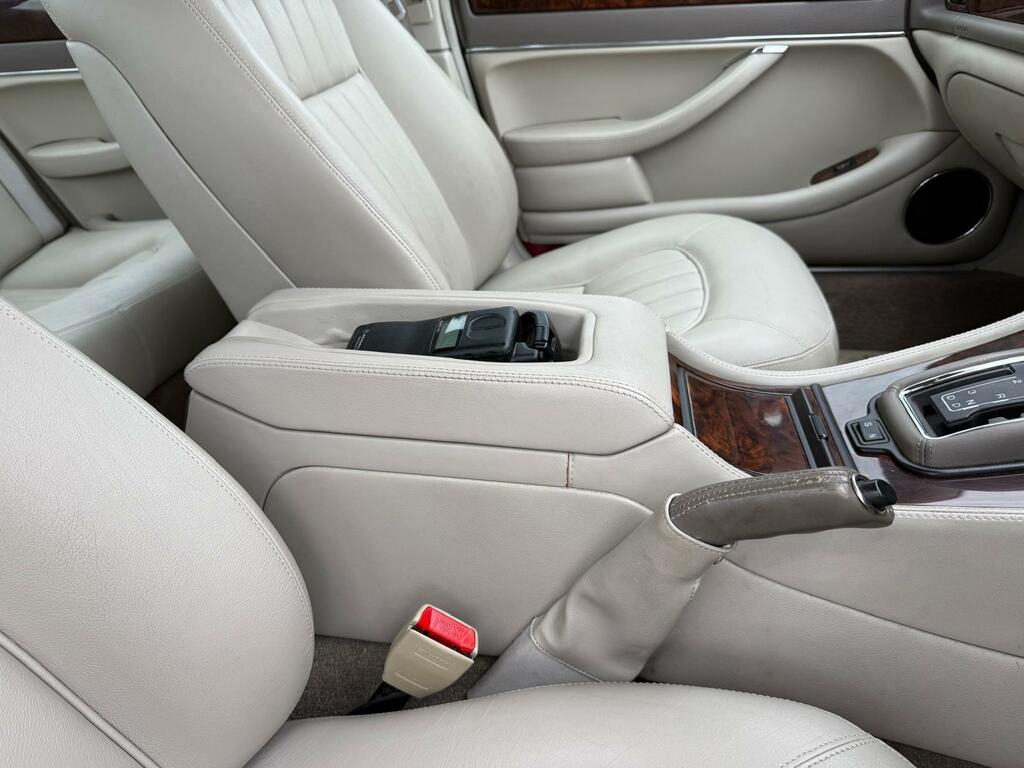 Jaguar XJ He Red #30