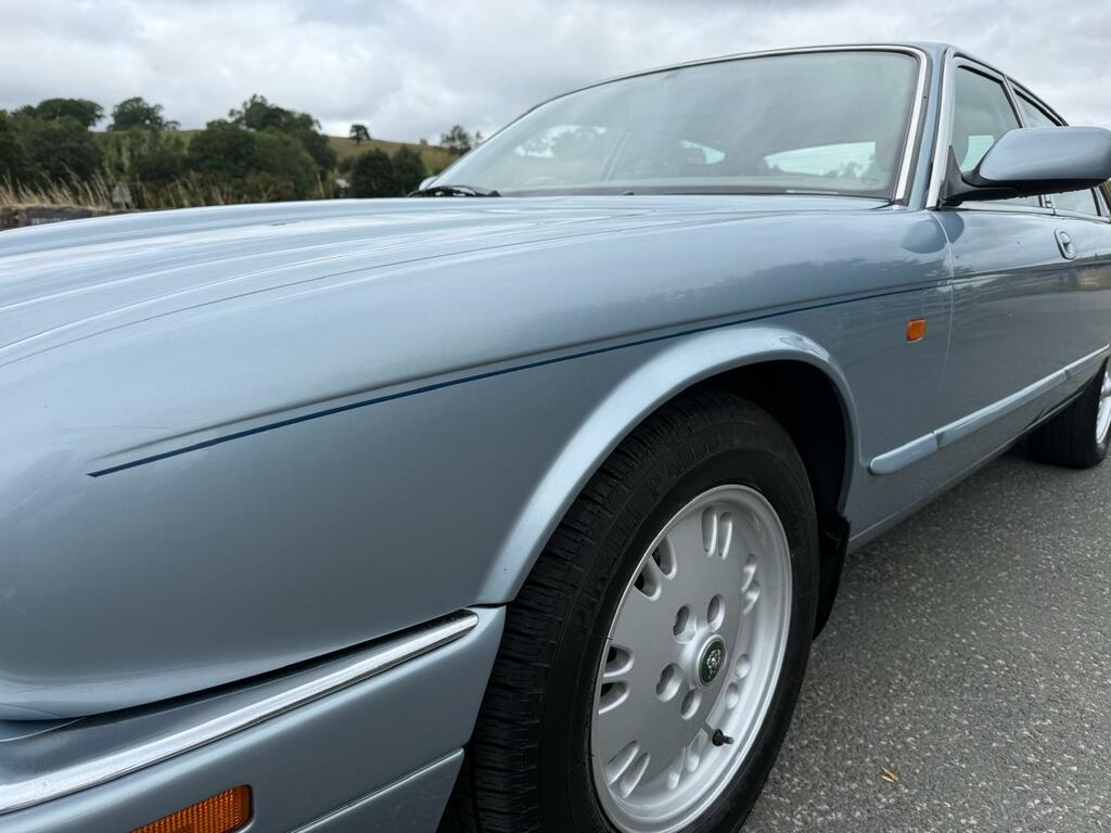 Jaguar XJ He Red #22