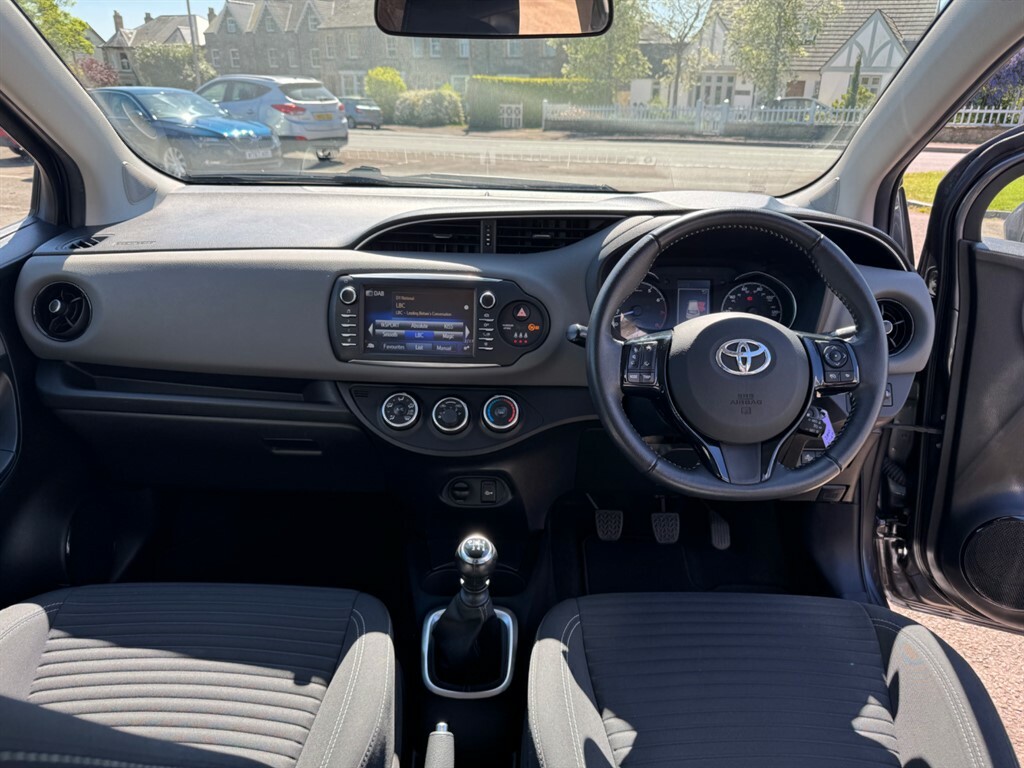 Toyota Yaris Vvt-i Icon Tech CT19GBZ  #3