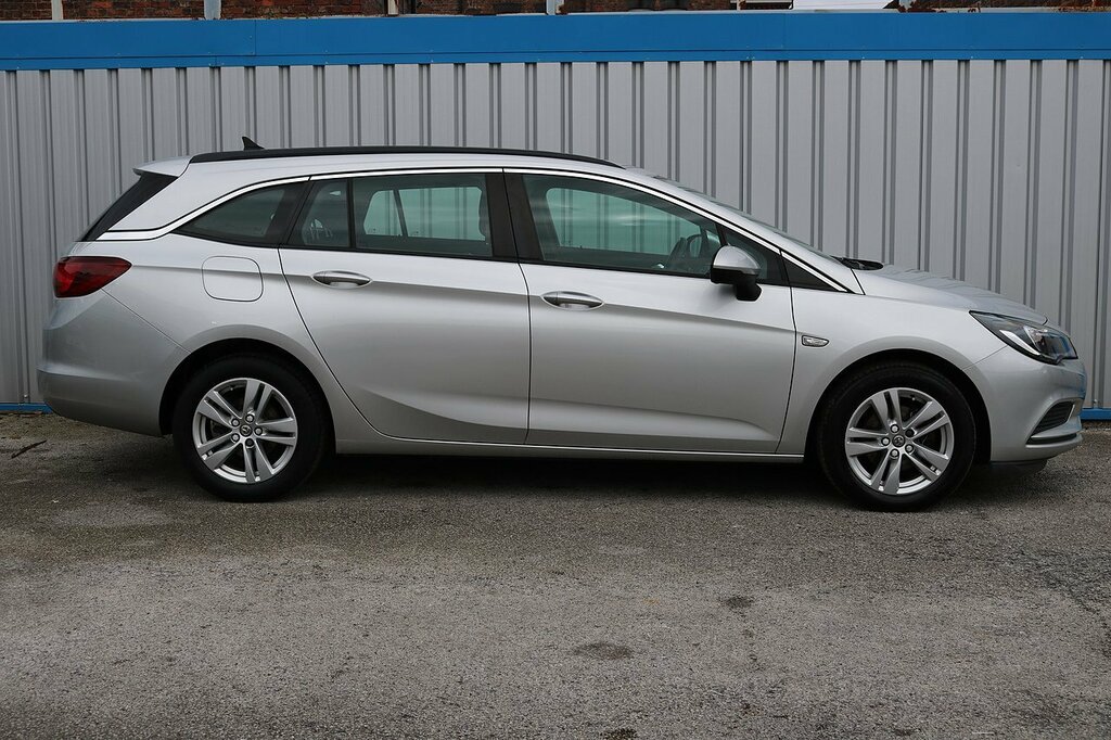 Vauxhall Astra Cdti Blueinjection Design YN66HYK Silver #2
