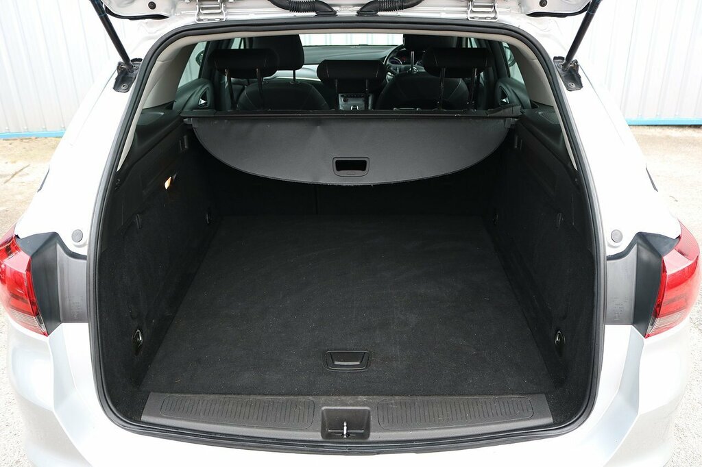 Vauxhall Astra Cdti Blueinjection Design YN66HYK Silver #5