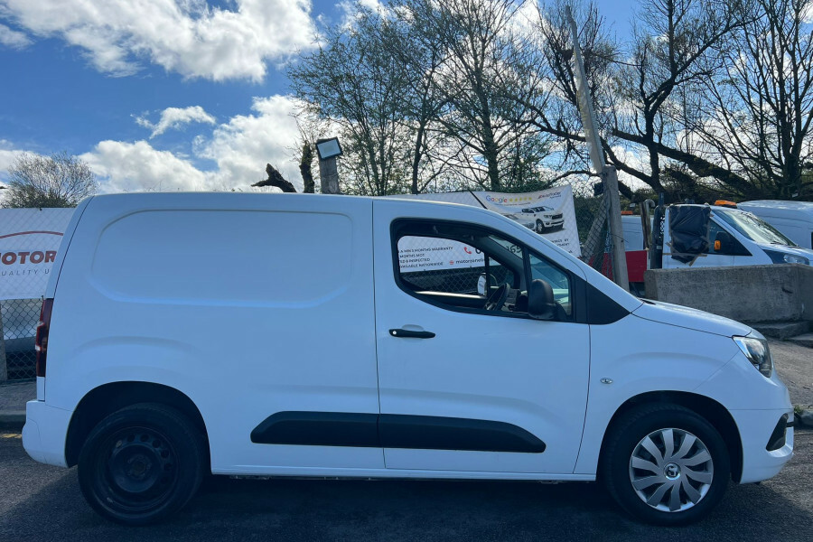 Vauxhall Combo Diesel DS69GXE White #4
