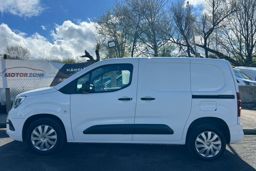 Vauxhall Combo Diesel DS69GXE White #5